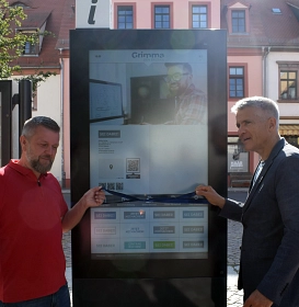 Baumgärtel (l.) und Oberbürgermeister Matthias Berger (r.) bei der Inbetriebnshame des Infoterminals