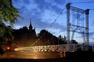 Hängebrücke bei Nacht_1.jpg